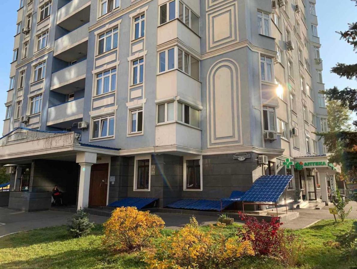 Modern Apartment Near Park Kiev Esterno foto