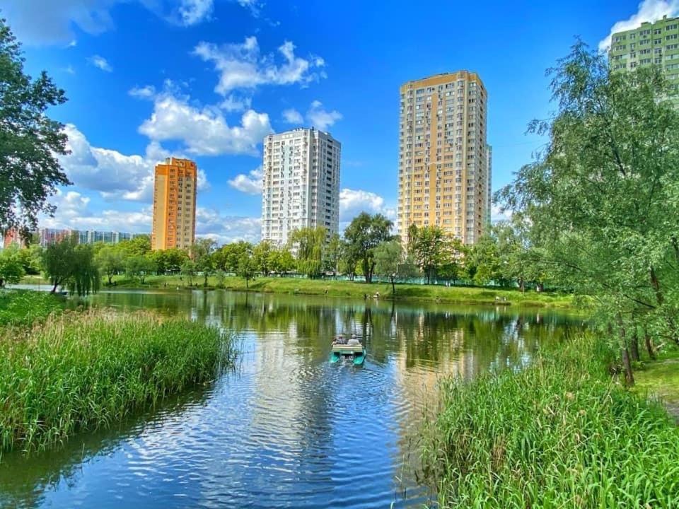 Modern Apartment Near Park Kiev Esterno foto